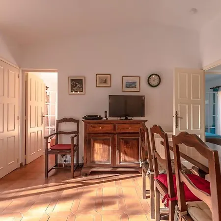 Le L Pool & Beachside L Shellter Holiday home