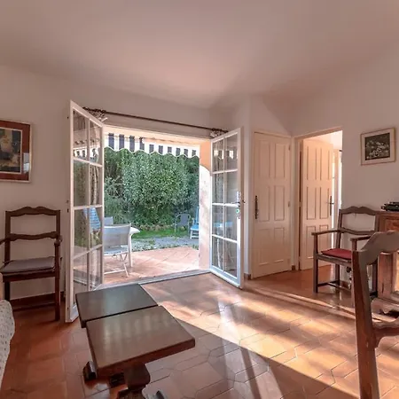 Le L Pool & Beachside L Shellter Holiday home