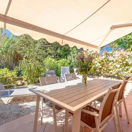 Le L Pool & Beachside L Shellter Holiday home *
