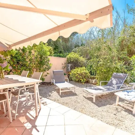 Le L Pool & Beachside L Shellter Holiday home